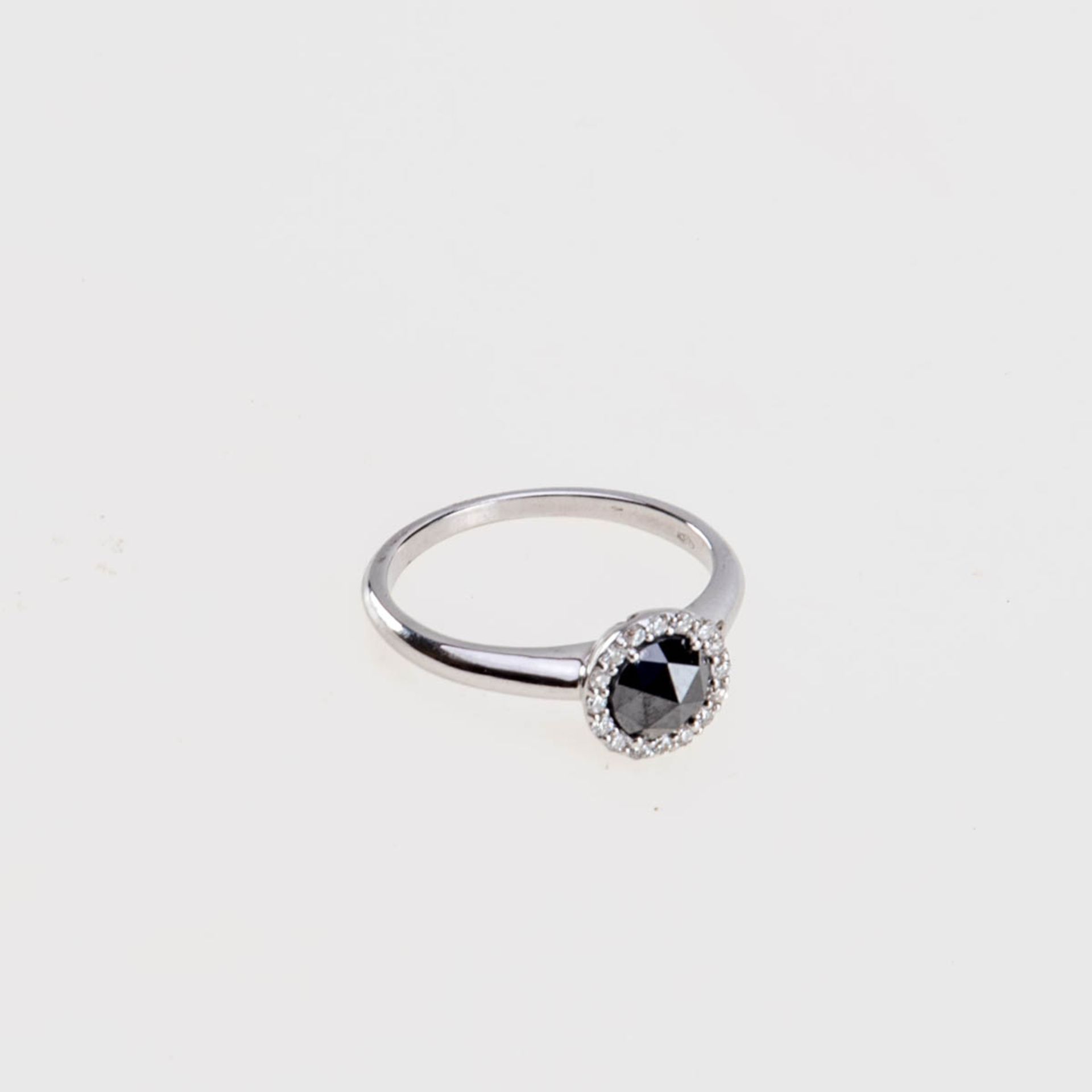 Ring mit schwarzem Diamanten 750er Weißgold. Schmale Ringschiene, runder Ringkopf mit einem