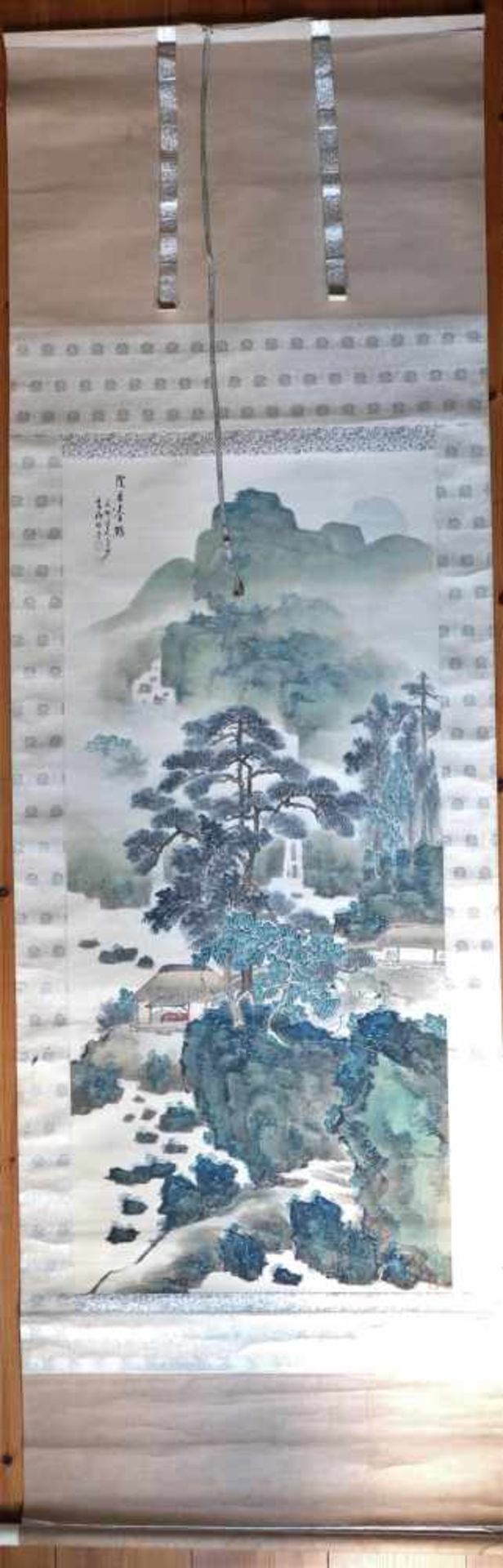 Japanisches Kakemono (Hängerolle), Anfang 20. Jh., bemalt mit japanischer Berglandschaft mit - Bild 2 aus 3