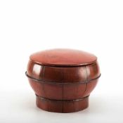 Vorratsdose, Japan 19. Jh. Holz, rot lackiert. Gebauchte runde Form, flacher Deckel. H.: 15 cm, Dm.:
