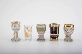 Sammlung mit 5 Trinkgläsern, Böhmen Bestehend aus Fußbechern aus farblosem Glas, teilweise