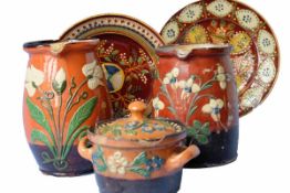 Konvolut Werra-Keramik, 19. Jahrhundert Zwei Schenkkannen und eine Deckeldose, gelb-braun und