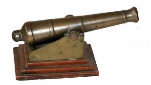 Modellkanone Bronze. Auf flachem Eichen-Sockel montierte Kanone. L.: 27 cm.