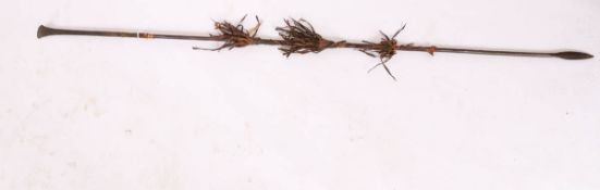 Afrikanischer Speer Zweiseitige Klingen, Griff aus Holz mit Lederfransen behängt. L.: 160 cm.