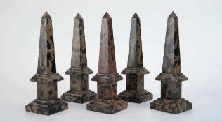 5 Obelisken Beige-braun-grau geäderter Marmor. H.: 30 cm.