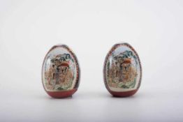 Paar Eier, China um 1900 Porzellan polychrom mit Geisha-Szenen und Blüten auf schwarzem Fond bemalt.