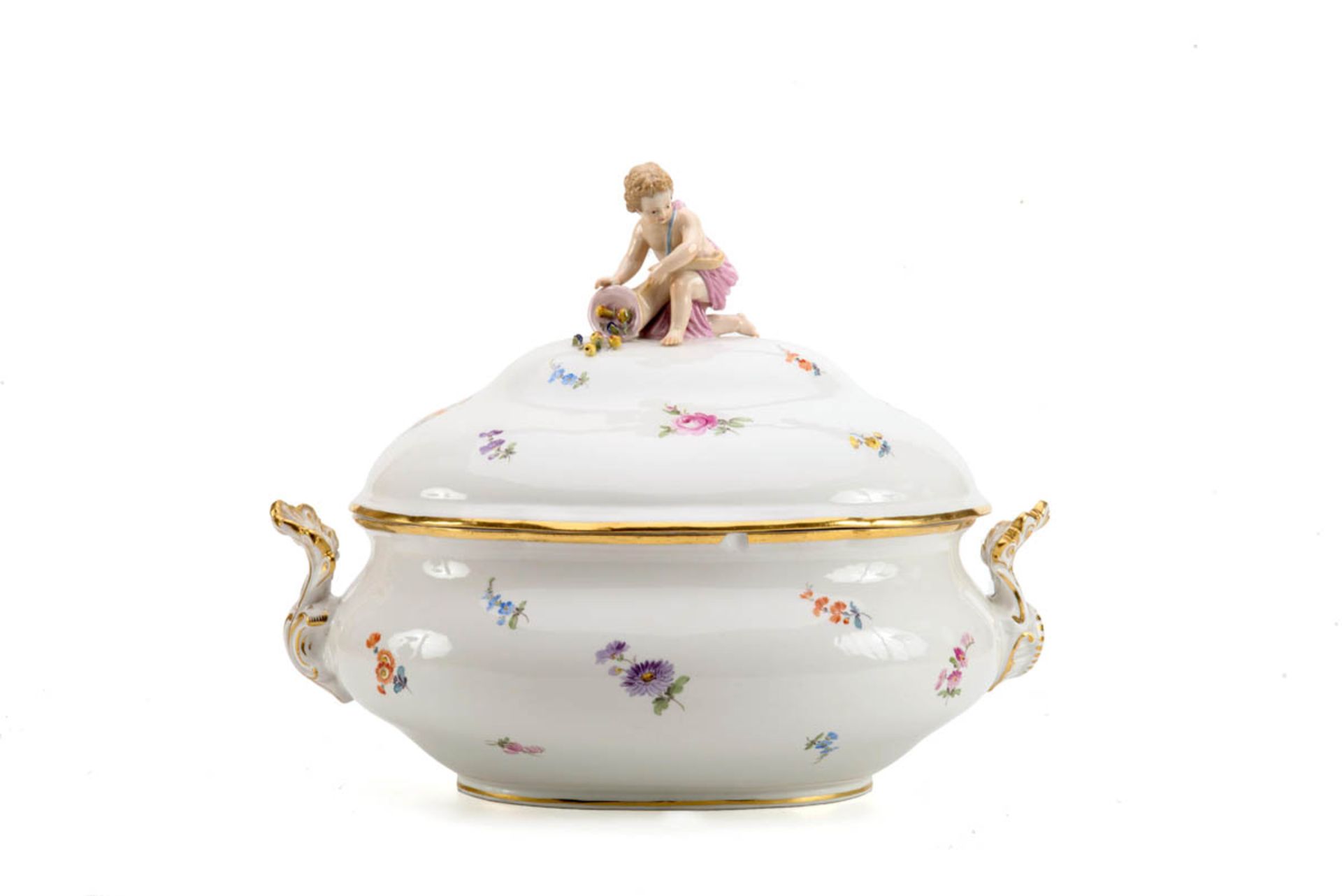 Ovale Terrine, Meissen um 1824-1860 Polychrom mit gestreuten Blümchen bemalt. Ovale tiefgemuldete