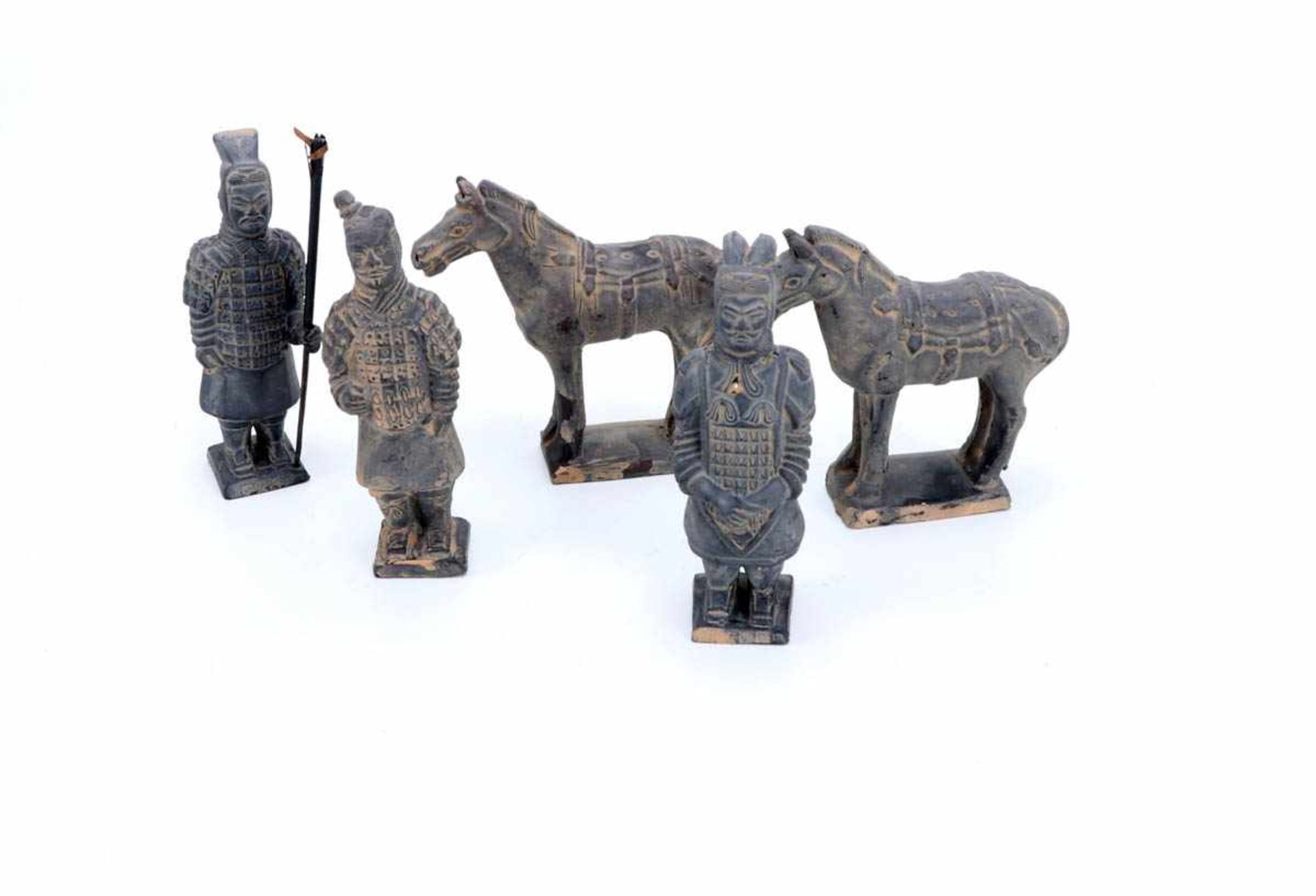 3 Figuren der Kaiserl. Armee, Xian Geschwärzter Ton, beigegeben 2 Tang-Pferde. H.d. Soldaten: 11 cm,