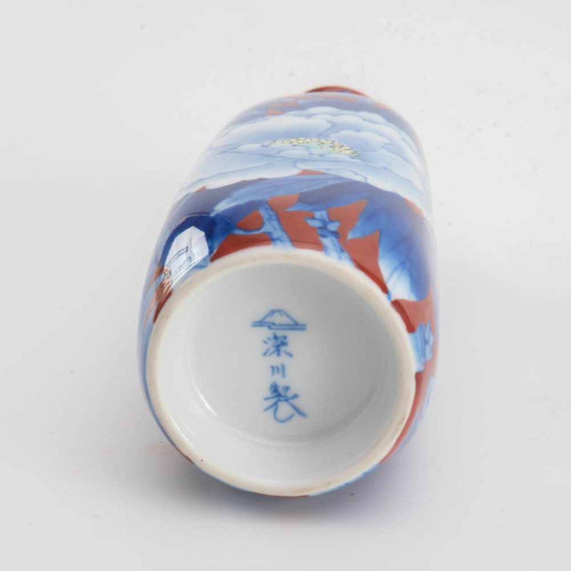 5-teiliges Sake-Service, Japan Porzellan auf eisenrotem Fond mit großen Päonienblüten und - Image 2 of 2