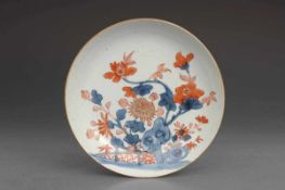 Zierteller Arita, Japan 19. Jh., Porzellan unter der Glasur blau, eisenrot bemalt. Runder Spiegel