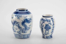 2 Vasen im chinesischen Stil Unter der Glasur mit asiatisierenden Ornamenten bemalt. H.: 28 bzw.