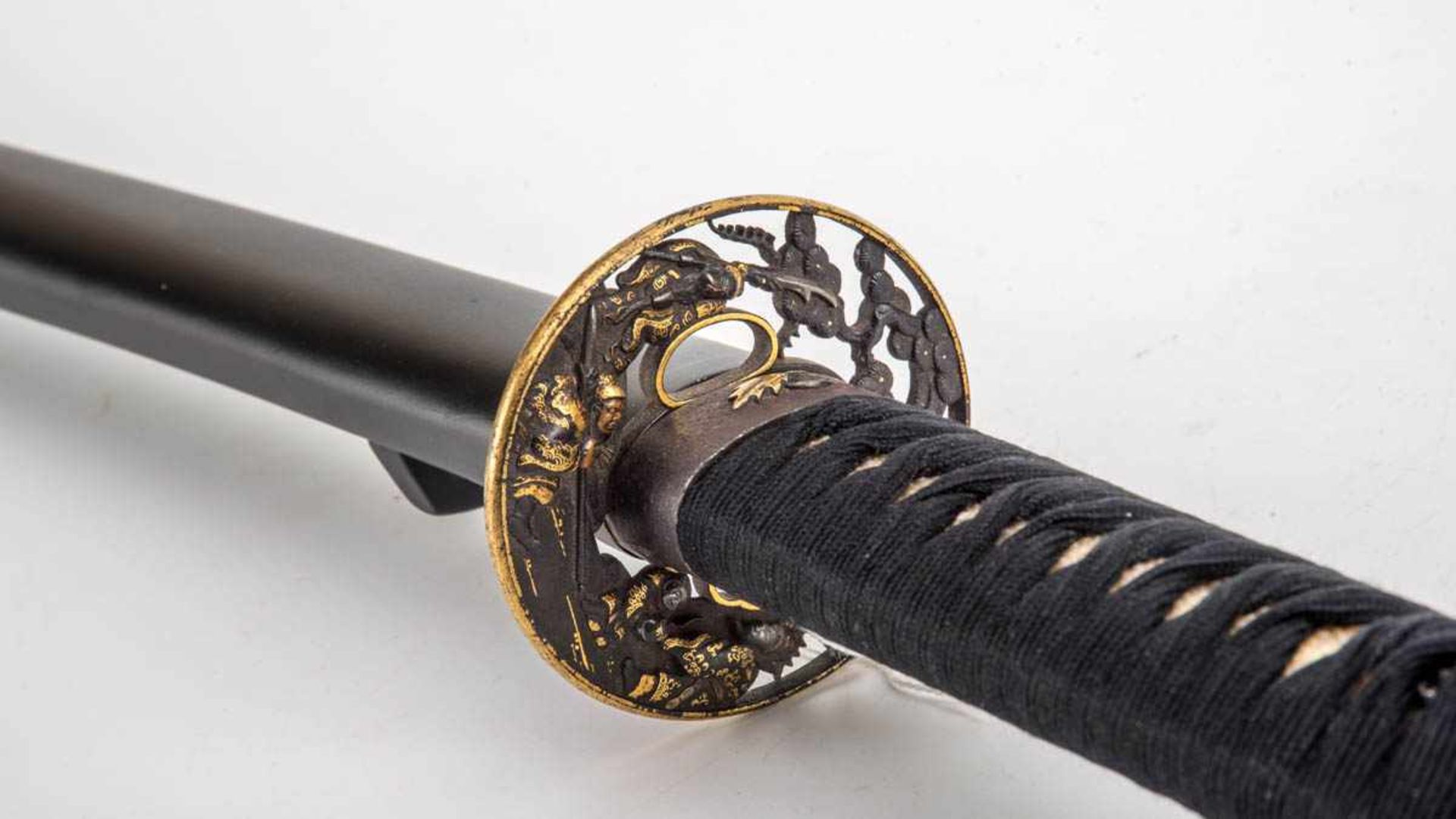 Katana, Japan 19. Jh. Gegratete Rückenklinge, mit Gold touchierter Tsuba, durchbrochen mit Krieger - Bild 5 aus 5