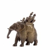 Elefant mit Reitern, Südostasien Messing. Vollplastische Figur eines Elefanten mit Reitern. H.: n 12