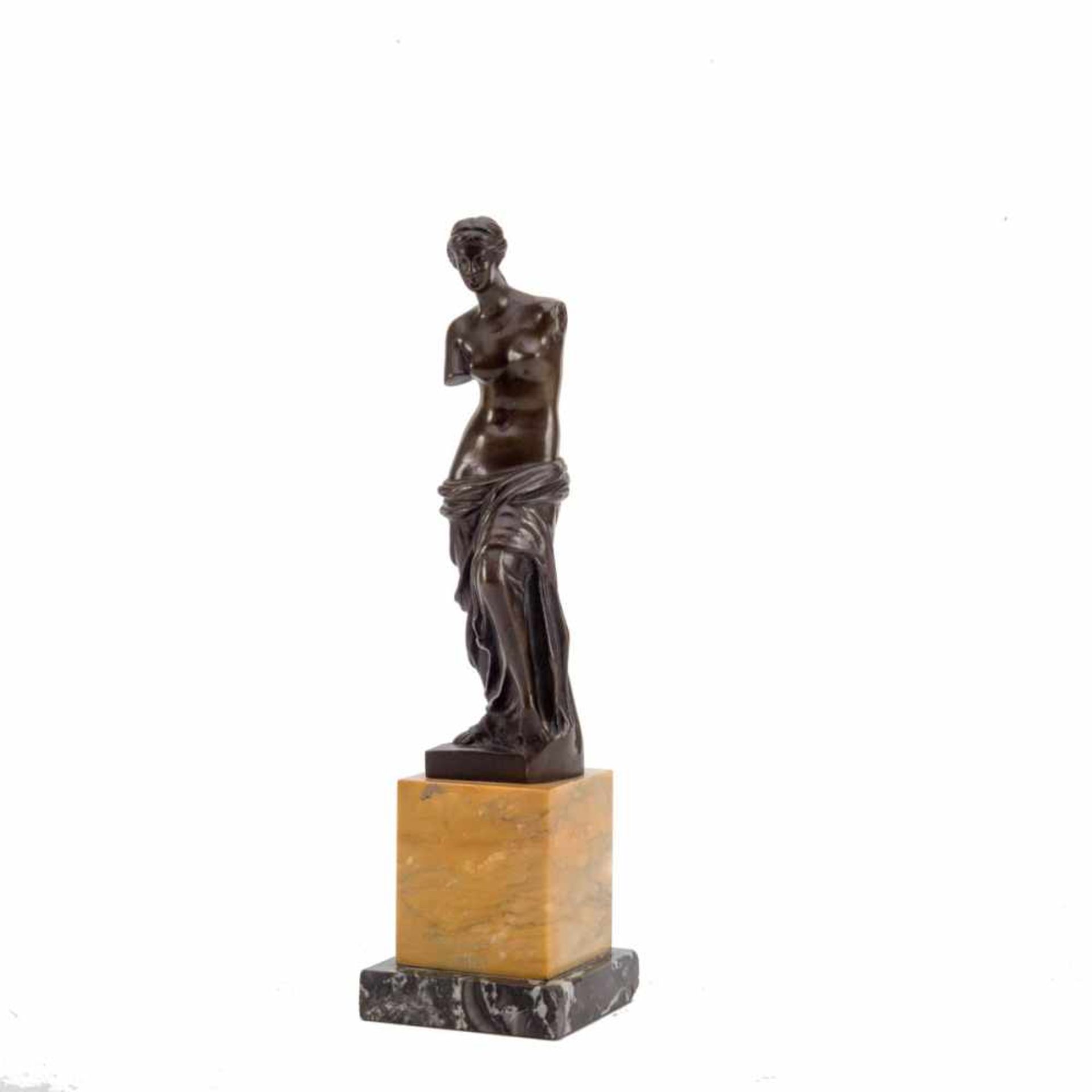 Miron Bildhauer um 1900. Bronze dunkel patiniert. Auf quadratischem Marmorsockel mit