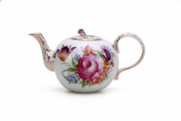 Teekanne mit Blumendekor im Meissner Stil Teekanne mit Blumendekor im Meissner Stil, Porzellanfabrik