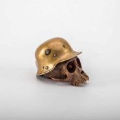 Miniatur Kriegshelm auf Affenschädel Helm aus Messing mit gravierter Widmung von 1928. Br.: 9,5 cm.