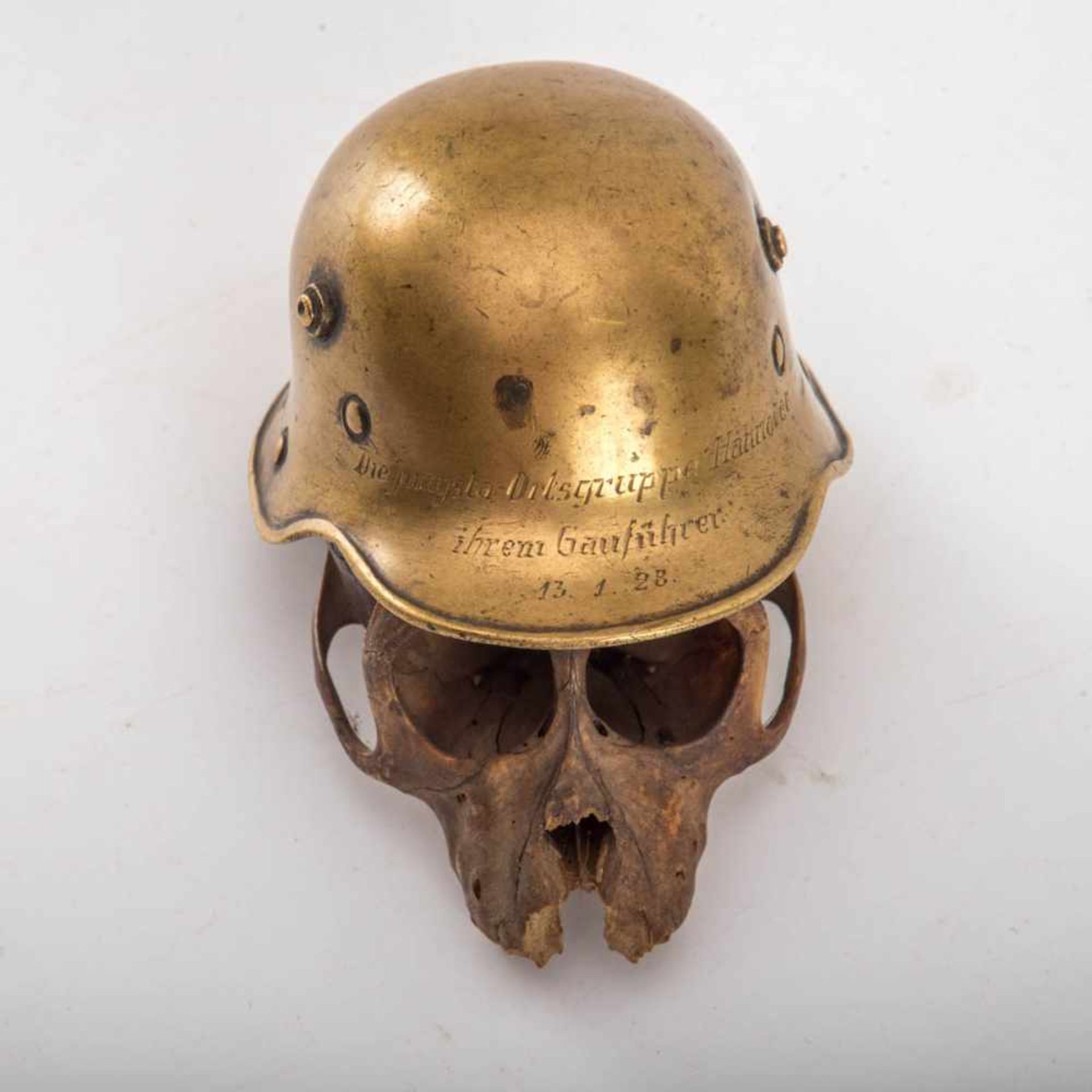 Miniatur Kriegshelm auf Affenschädel Helm aus Messing mit gravierter Widmung von 1928. Br.: 9,5 cm. - Bild 2 aus 2