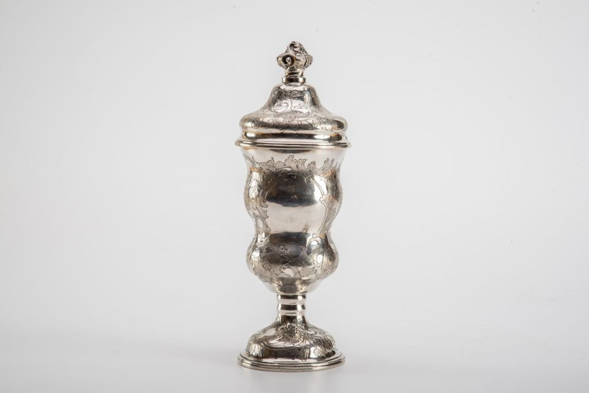 Deckelpokal, Wien 1860800er Silber. Glockenförmiger Fuß, kurzer verkröpfter Schaft, gestreckt
