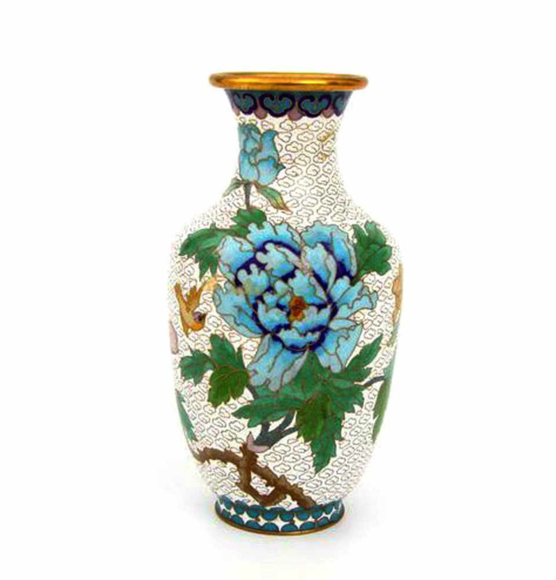 Cloisonne-Vase, China um 1900Messing. Auf weißem Fond mit Wolkenmosaik großer Päonienzweig mit