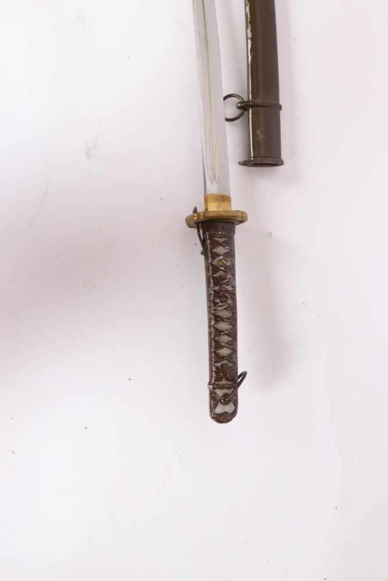 Unteroffiziers-Schwert, JapanLeicht gekrümmte Rückenklinge. Parierstange mit Tschuba, Griff mit - Bild 2 aus 3