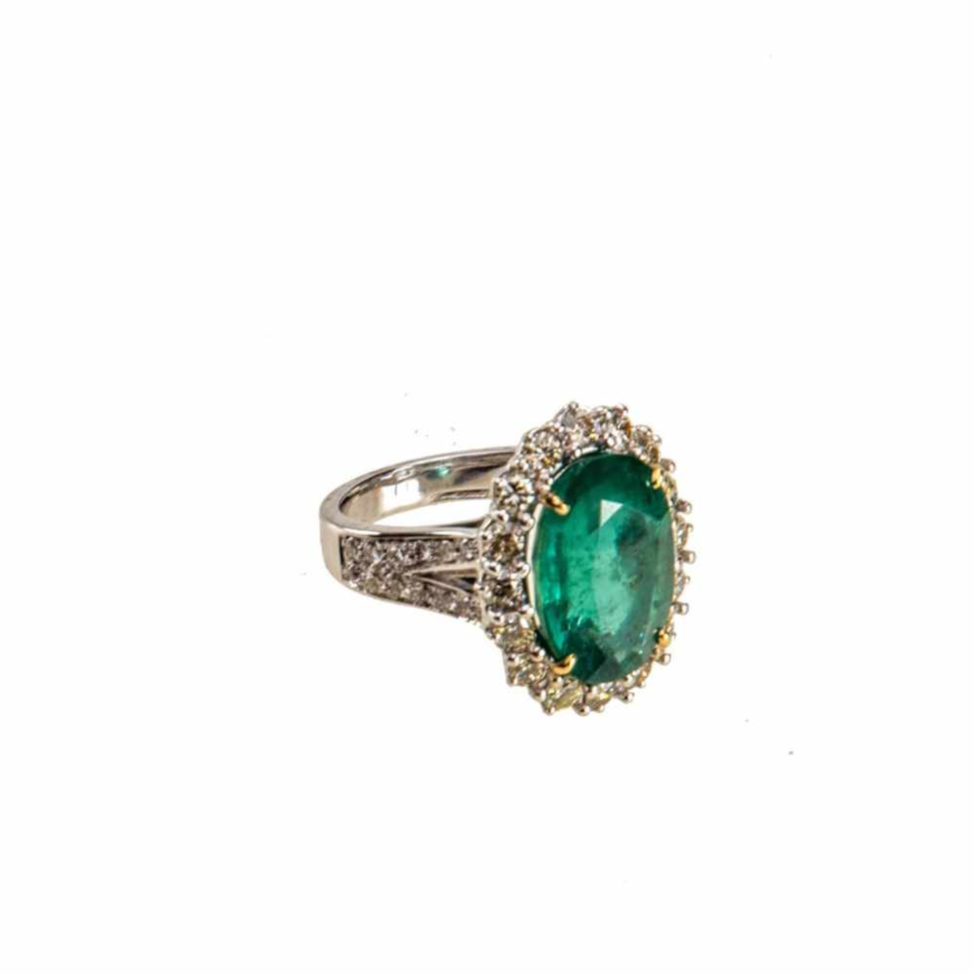 Smaragd-Brillant-Ring750er Weißgold. Glatte Ringschiene, Schulter sich gabelnd mit kleinen