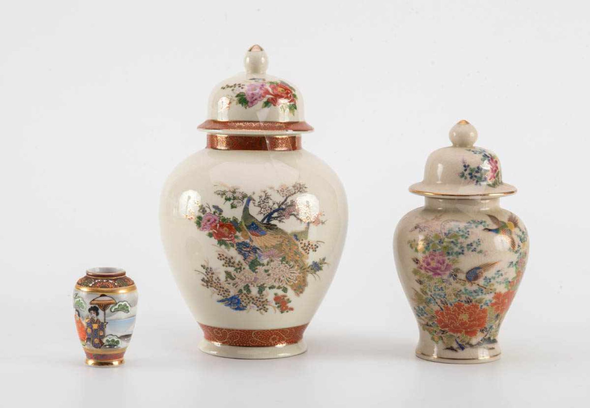 2 Deckelvase, Japan, u.a. SatsumaPorzellan polychrom und Gold mit Vögeln zwischen Blütenzweigen