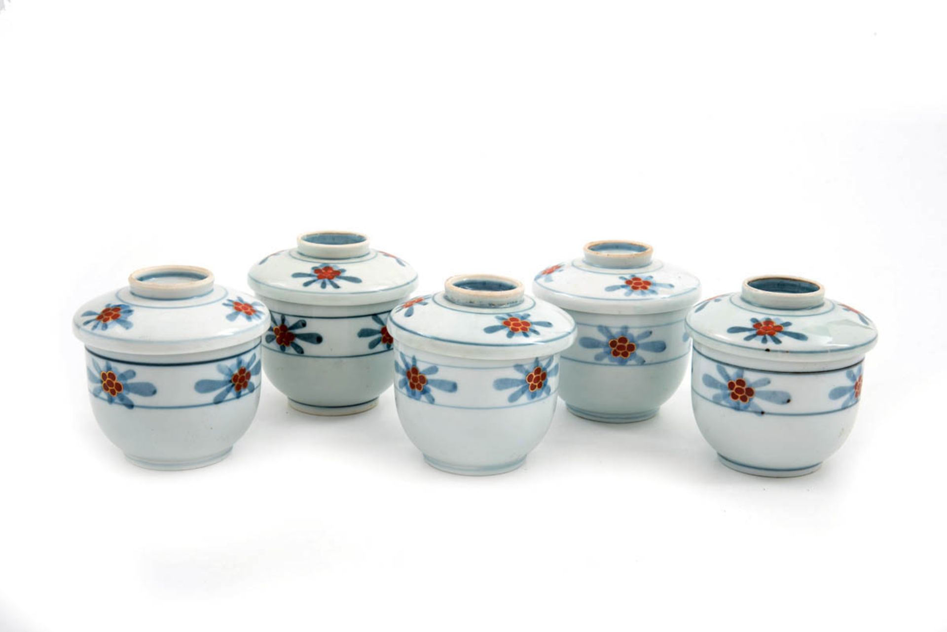 5 Teeschalen, Japan um 1900Porzellan, unter der Glasur blau mit Blattrosette, auf der Glasur mit