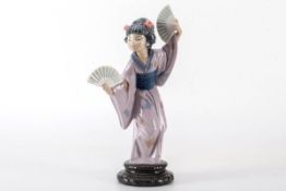 Japanische Geisha im FächertanzLladro-Porzellan, Spanien, Höhe 30 cm.