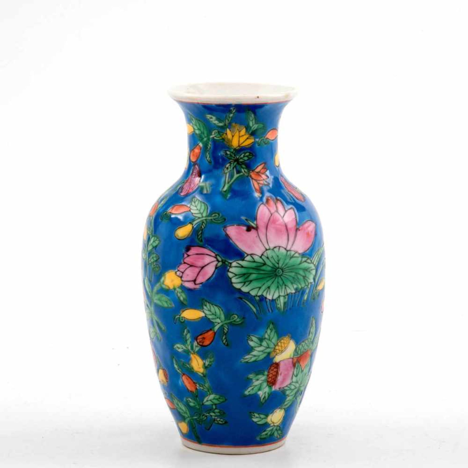 Vase, China um 1900Porzellan auf mittelblauem Fond polychrom mit Früchten und Blüten bemalt. Unter