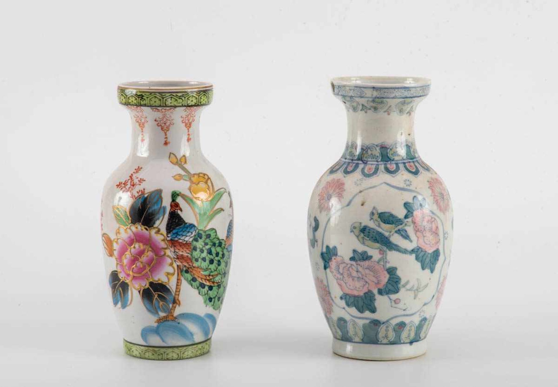 Zwei Vasen, China 20. Jh.Porzellan polychrom mit Blüten bzw. mit Pfau zwischen Blütenzweigen bemalt.