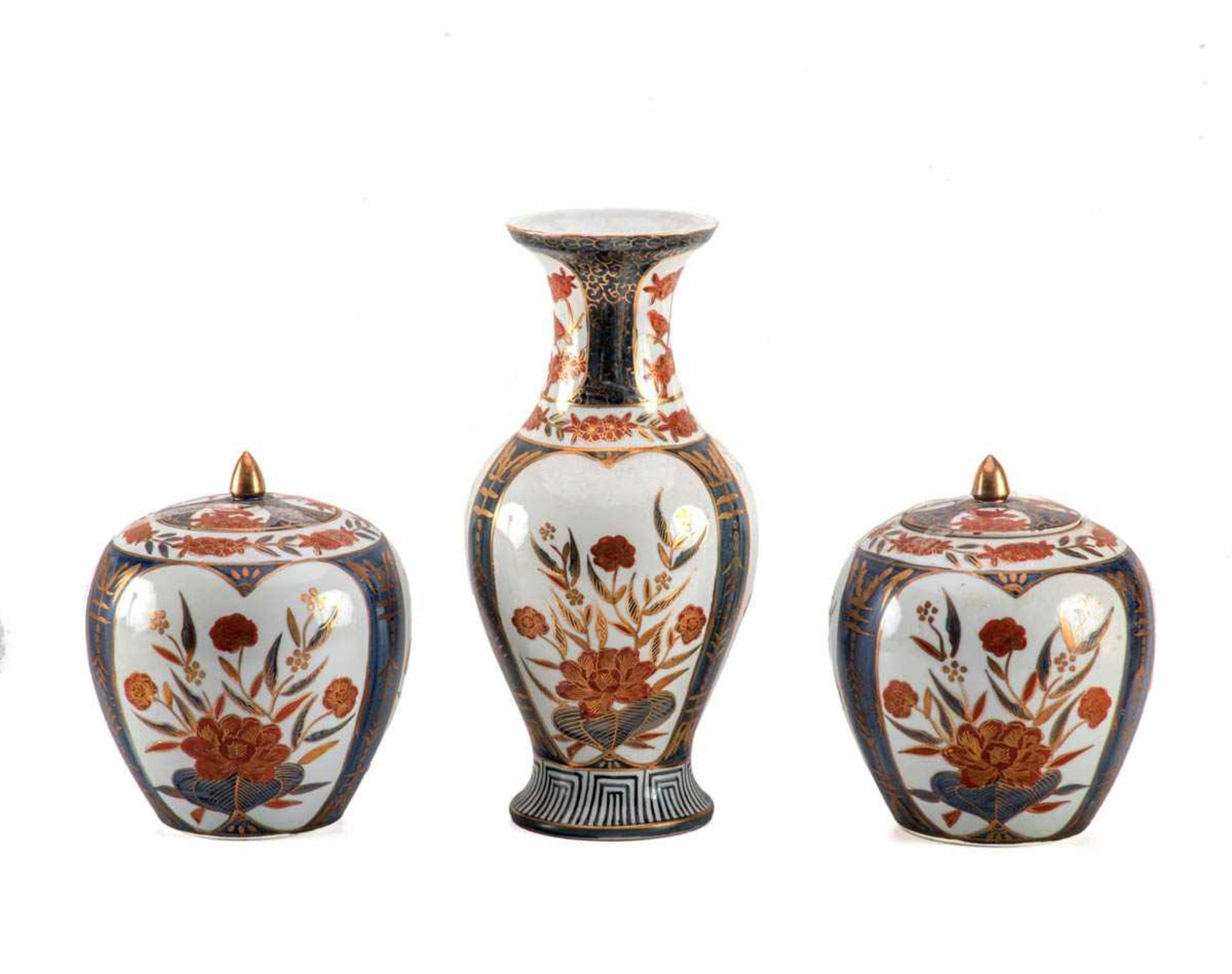 3-teilg. Kamin-Vasengarnitur, Kutani, JapanPorzellan in Unterglasurblau und Eisenrot mit floralen