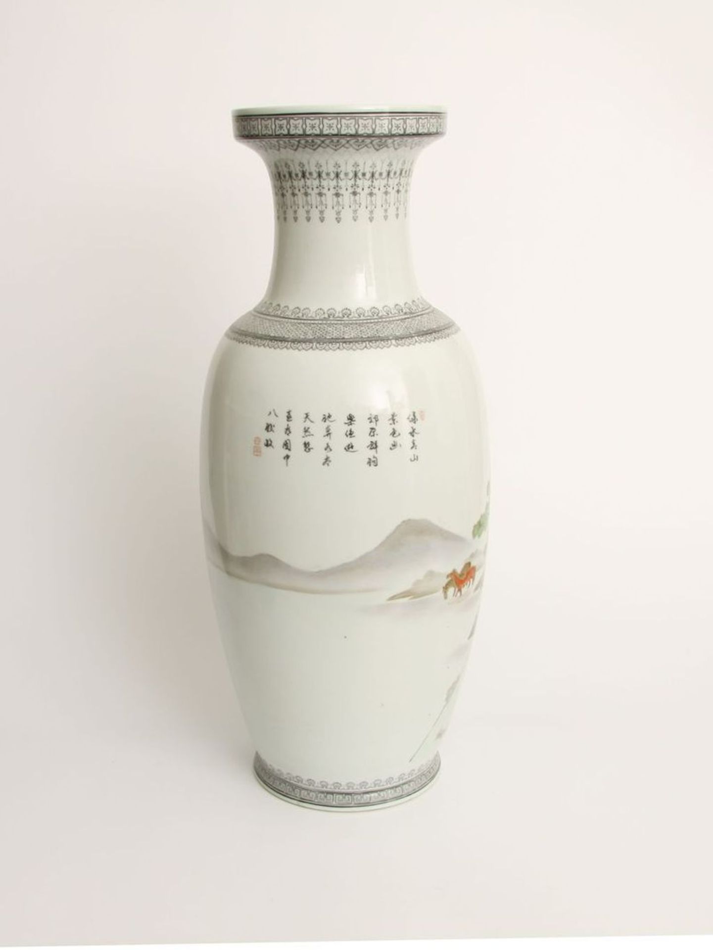 Bodenvase, China 20. Jh.Porzellan polychrom bemalt. Runder Stand gestreckt gebauchter Korpus, - Bild 2 aus 3