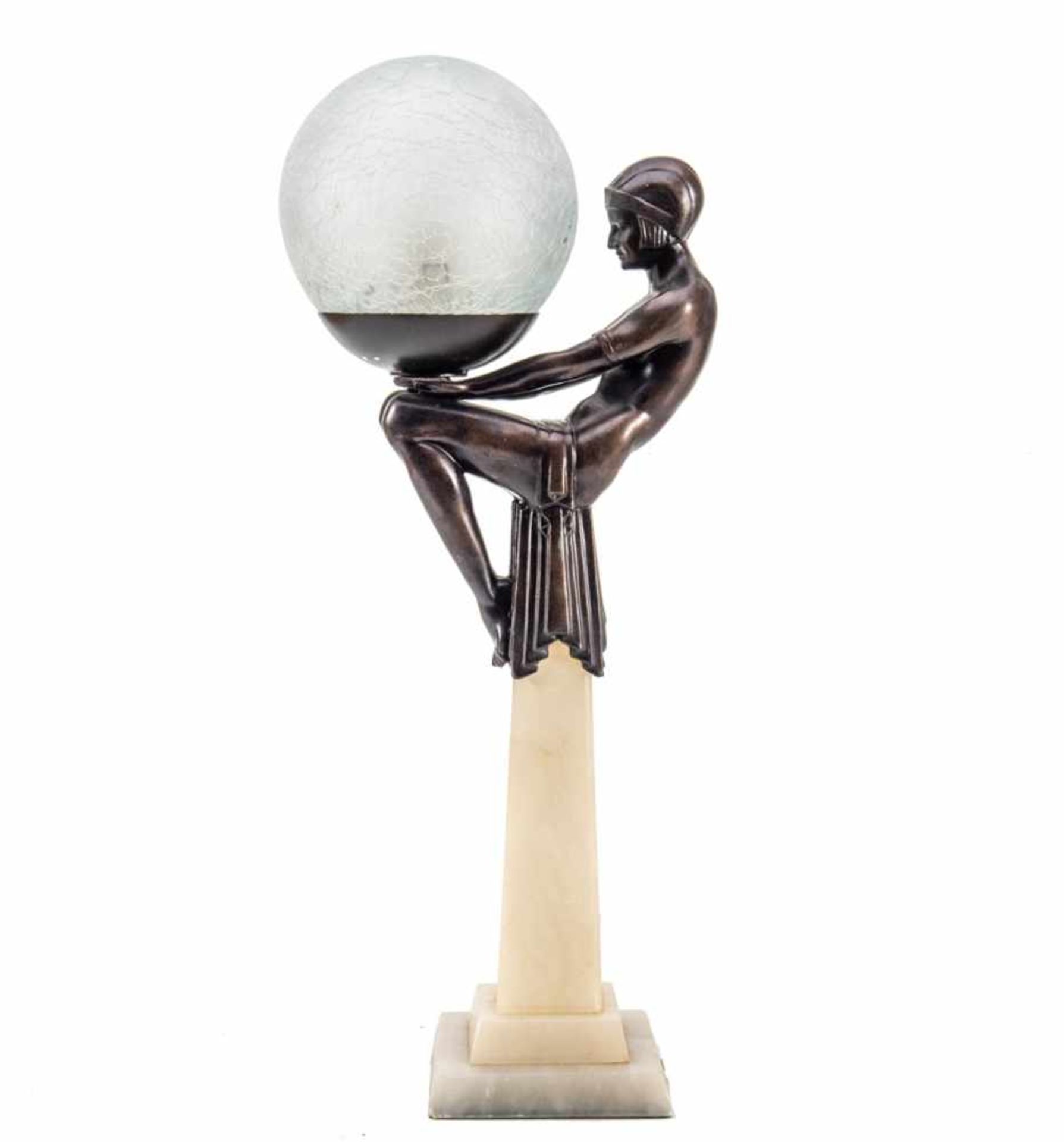 Tischlampe, Art Déco um 1920Auf quadratischer sich nach oben verjüngender Säule aus weißem Alabaster