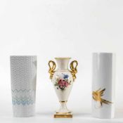 Konvolut mit 3 Ziervasen, u.a. Fürstenberg1 Vase mit Reliefdekor, 1 mit goldenem Vogel staffiert.