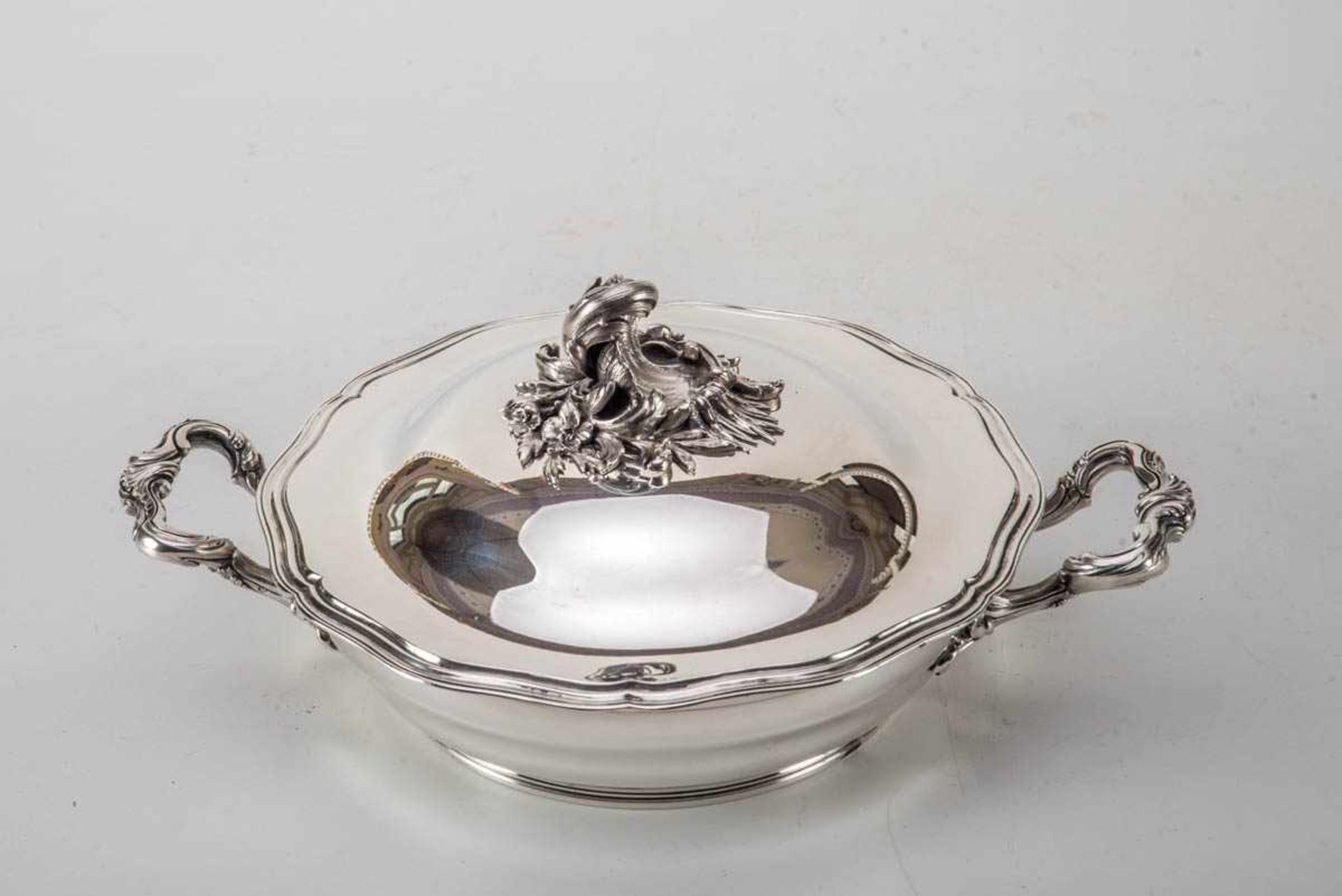 Deckelschüssel, Frankreich950er Silber. Runder Stand, gedrückt gebauchter Korpus, seitlich Henkel, - Bild 2 aus 2