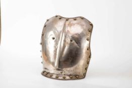 Kürassierbrust, FrankreichSilberfarbenes Metall mit aufgesetzten Nieten. H.: 44 cm, Br.: ca. 37 cm.