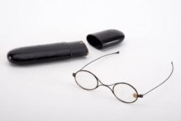 Brille mit Etui Anf. 19. Jh.Gestell aus schwarz lackiertem Metall. Etui aus Pappmaché, (später)