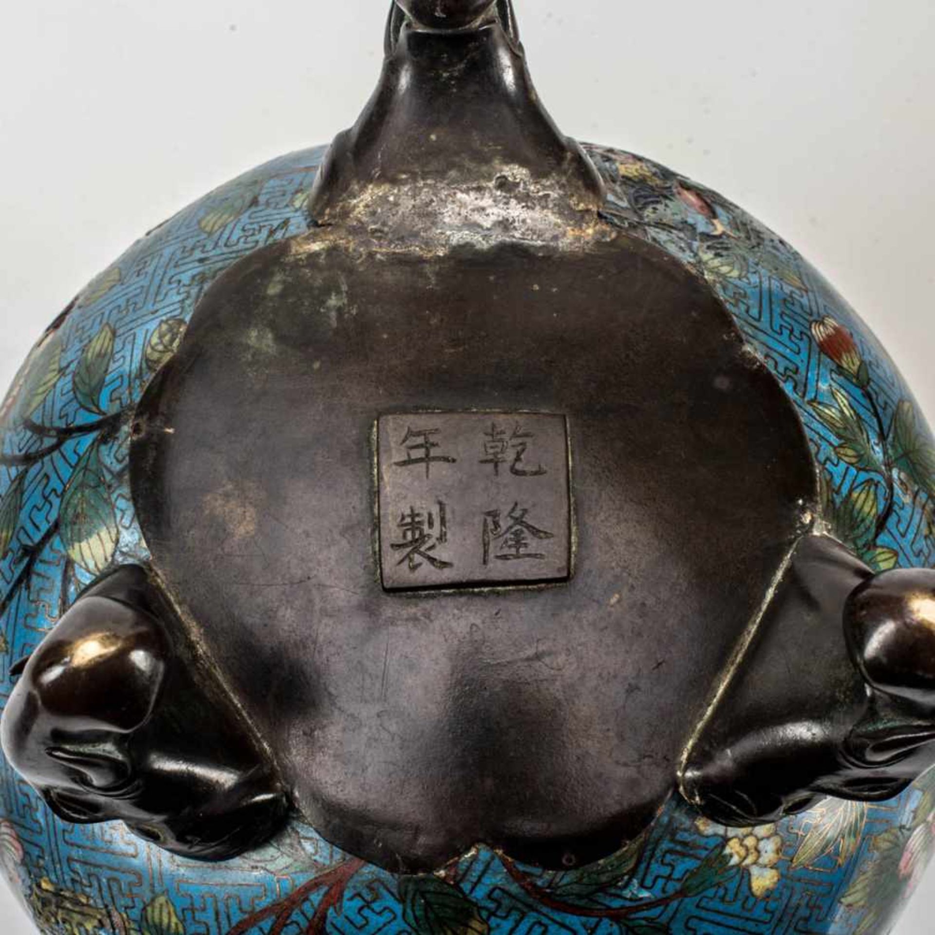 Räuchergefäß, China 19. Jh.Bronze dunkel patiniert, Cloisonne-Email. Auf drei Füßen in Form von - Bild 2 aus 2