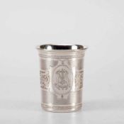 Becher800er Silber, guillochiert und gravierte Wandung mittig mit Schmuckmedaillon. H.: 8 cm,