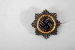 Deutsches Kreuz in GoldSilber und goldfarbenes Metall, schwarzes Email. Nadel fehlt.