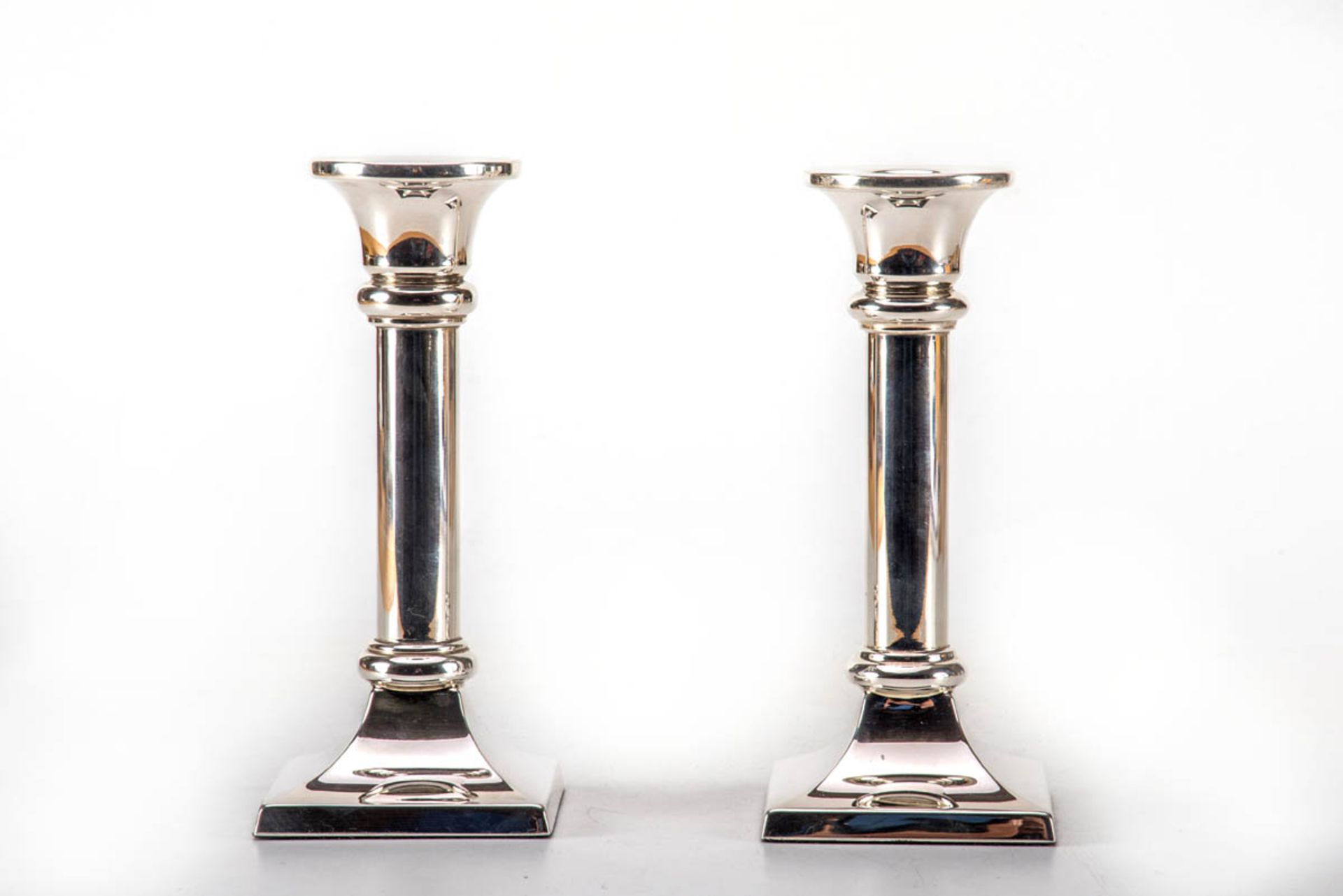 Paar Tafelleuchter, Deutsch925er Silber, Quadratischer konisch ansteigender Fuß, schlichter
