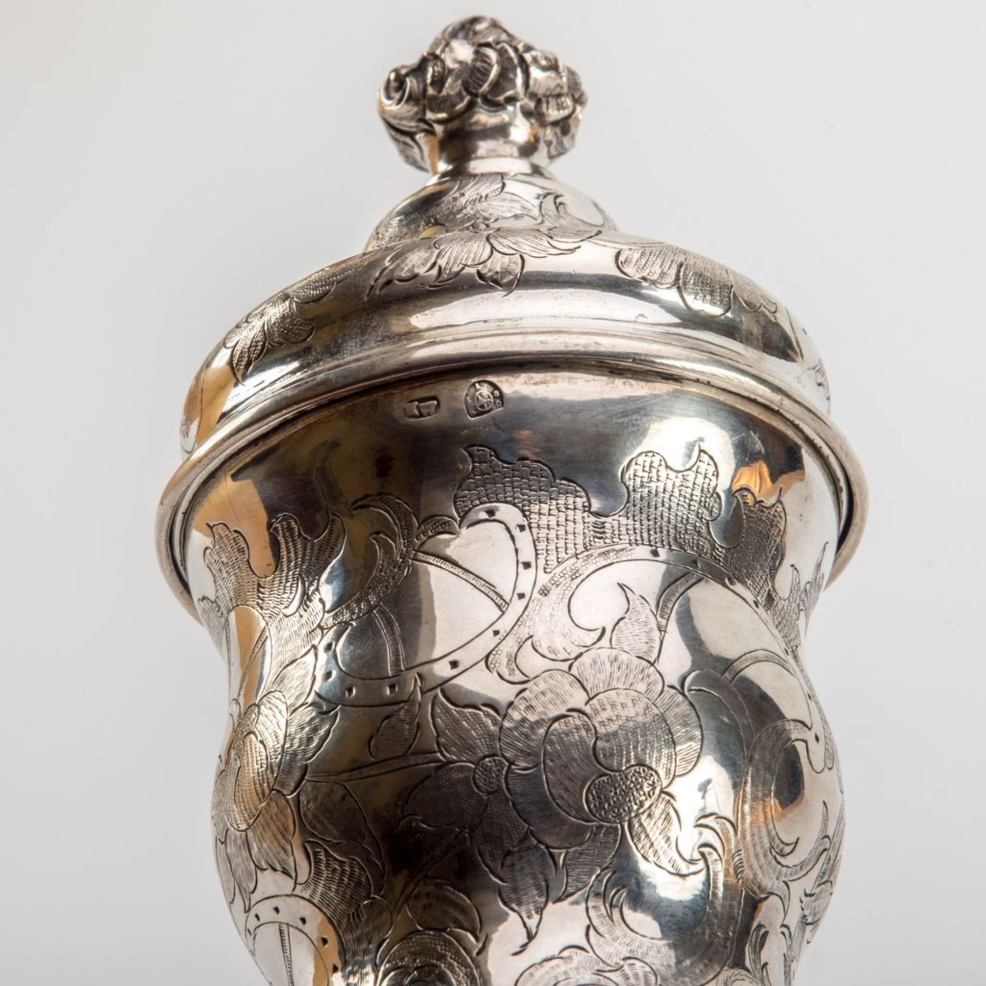 Deckelpokal, Wien 1860800er Silber. Glockenförmiger Fuß, kurzer verkröpfter Schaft, gestreckt - Bild 2 aus 2