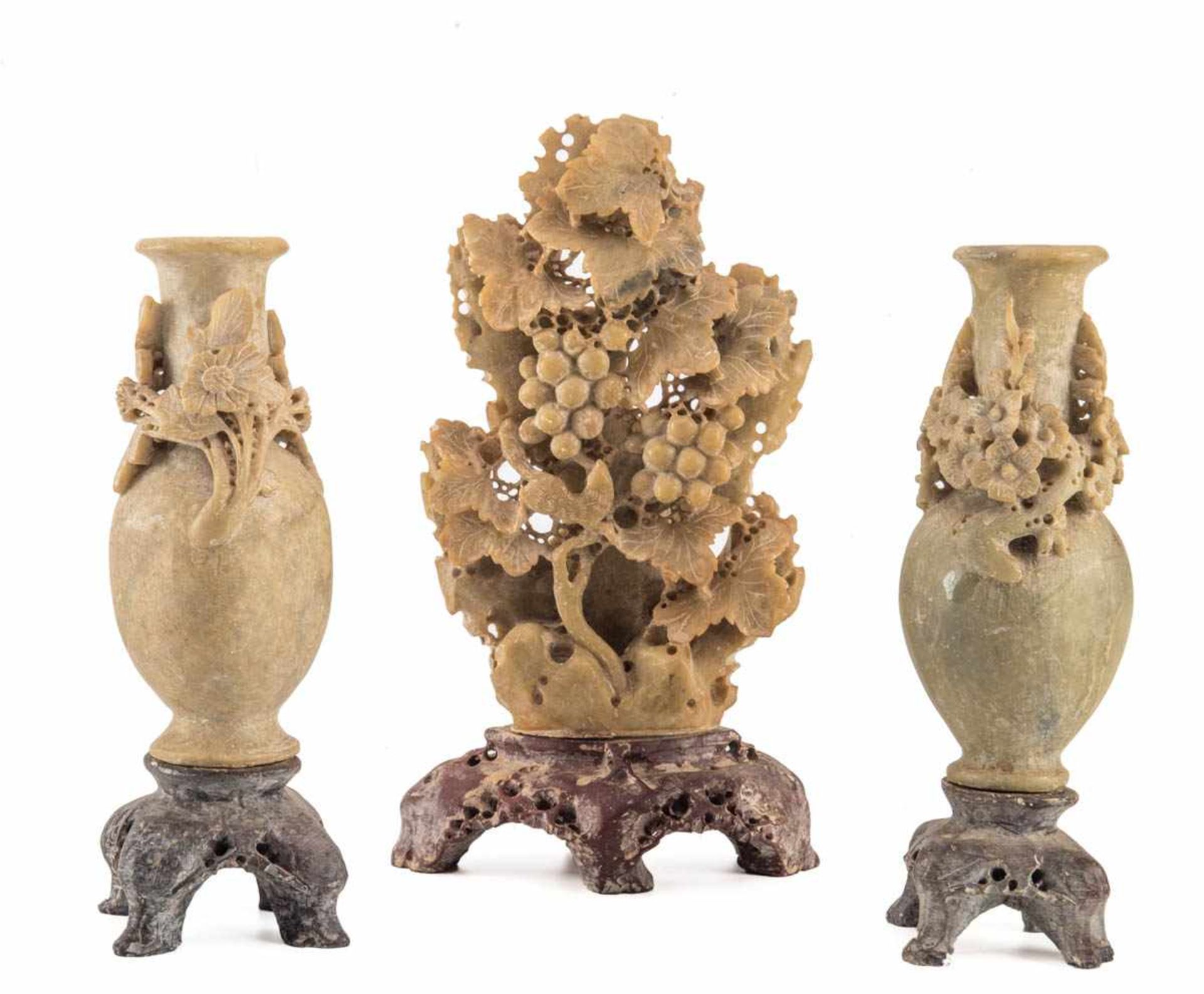 Paar Vasen und Weinstock, China um 1900Speckstein. Balustervasen mit plastischen Blütenranken auf