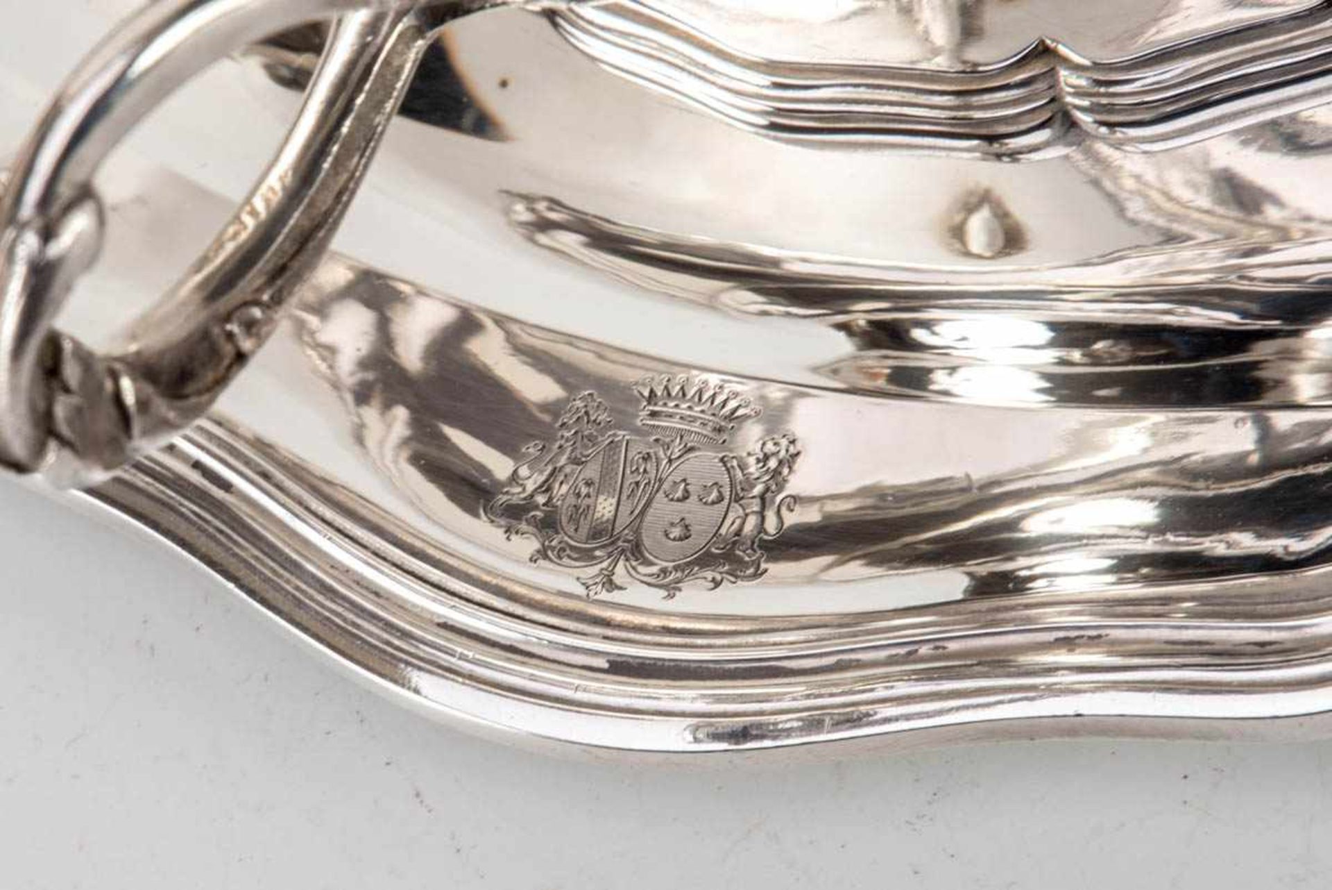 Sauciere mit Unterplatte , Frankreich950er Silber, Unterplatte mit Chippendale-Rand, graviertes - Image 2 of 2