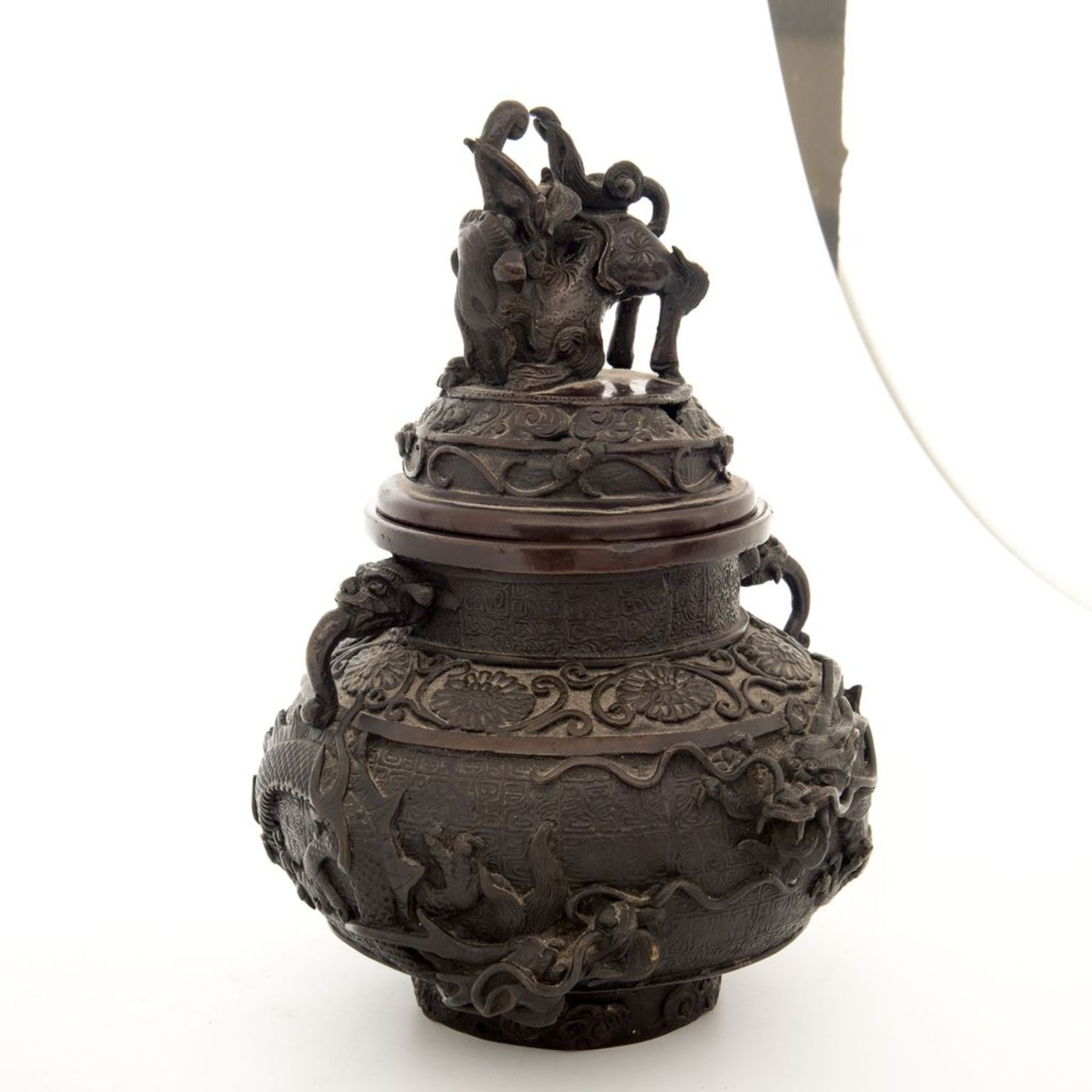 Weihrauchgefäß, China 19. Jh.Bronze, dunkel patiniert. Kugeliger Korpus mit großem Drachen und