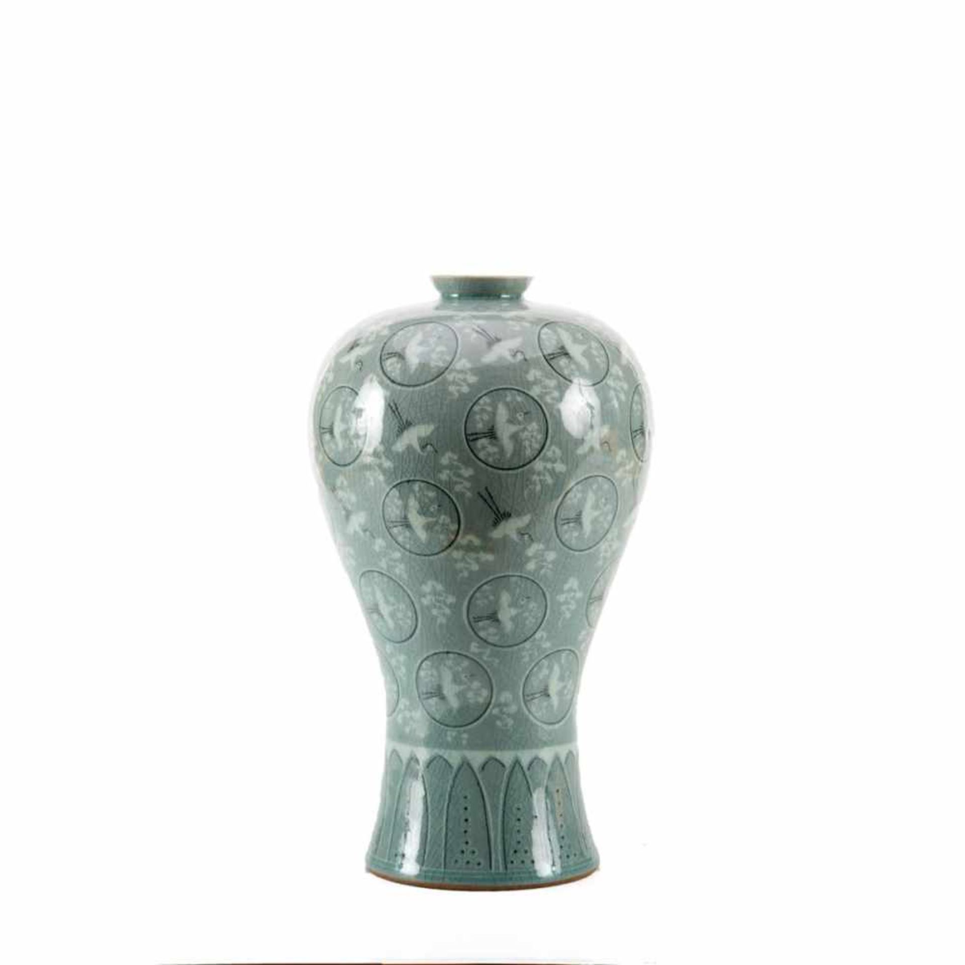 Kranich-Vase, KoreaPorzellan, Seladon-Glasur mit Kranichen und Wolken bemalt. H.:26,5 cm, unter