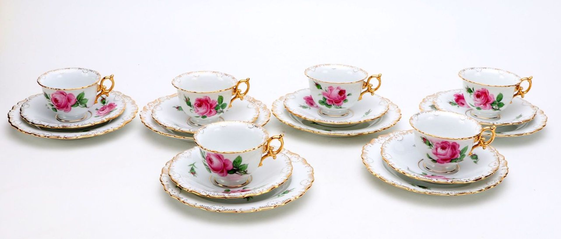 Sechs Kaffeegedecke mit roter Rose, Meissen1924-1934, 1. Wahl, 6 Teller (Dm. 19 cm), 6 Tassen mit