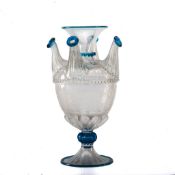 Rosenvase, MuranoFarbloses Glas mit mattgeätztem vegetabilem Dekor, Ränder mit lichtblauem