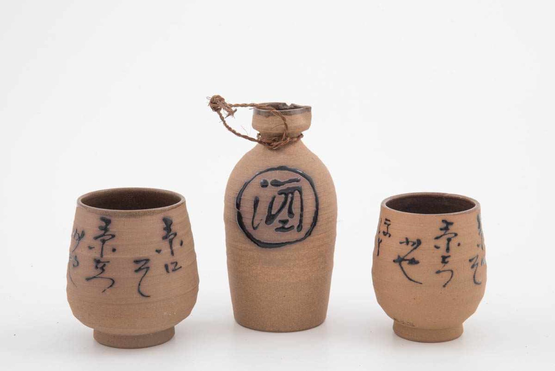 3-teil. Sake-Set, Kiyomizuyaki, KyotoKeramik außen mit rauer sandgestrahlter Glasur, innen mit