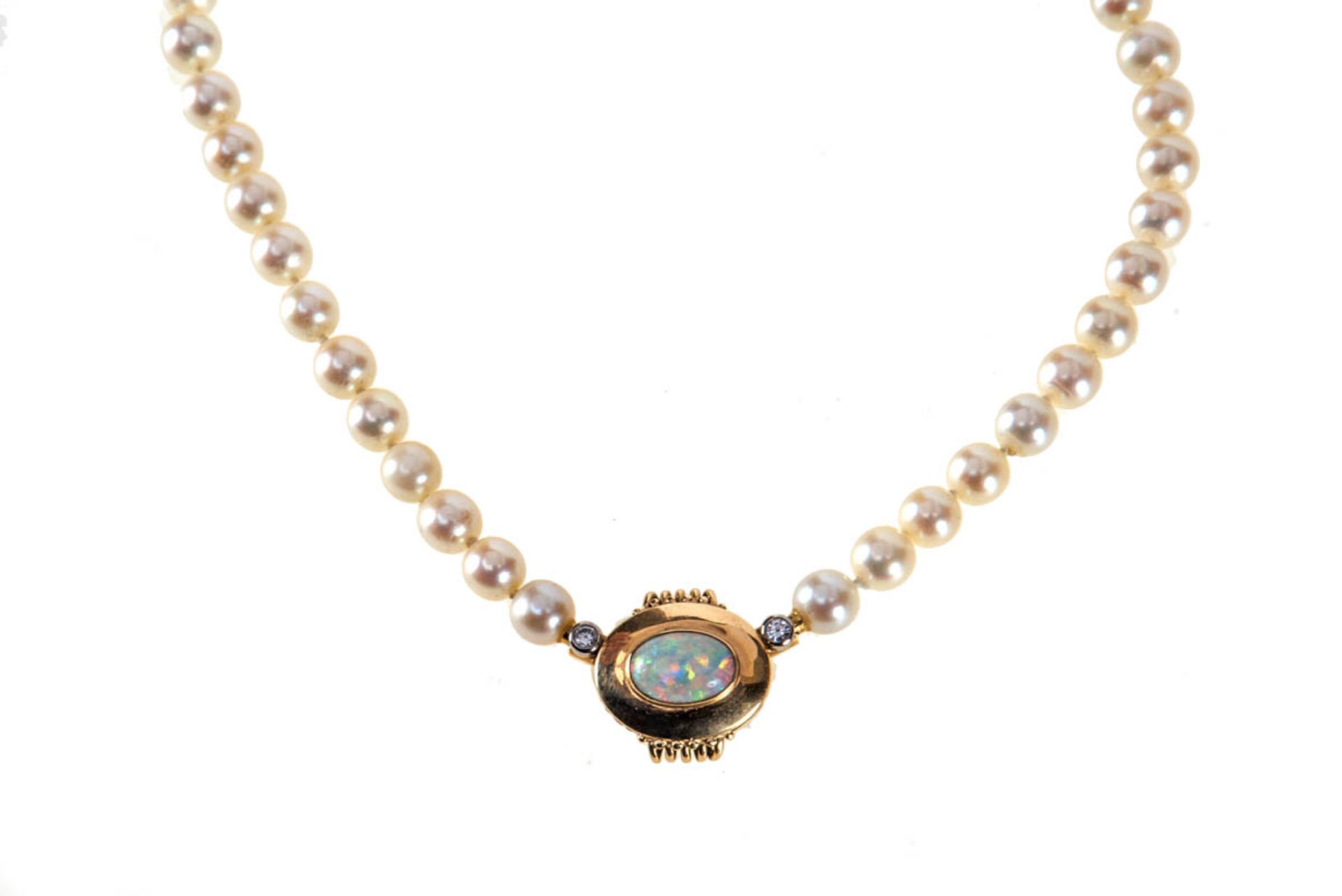 Collier mit Perlen, Opal und BrillantenPerlenkette mit montiert ovalem Anhänger . Mittig mit