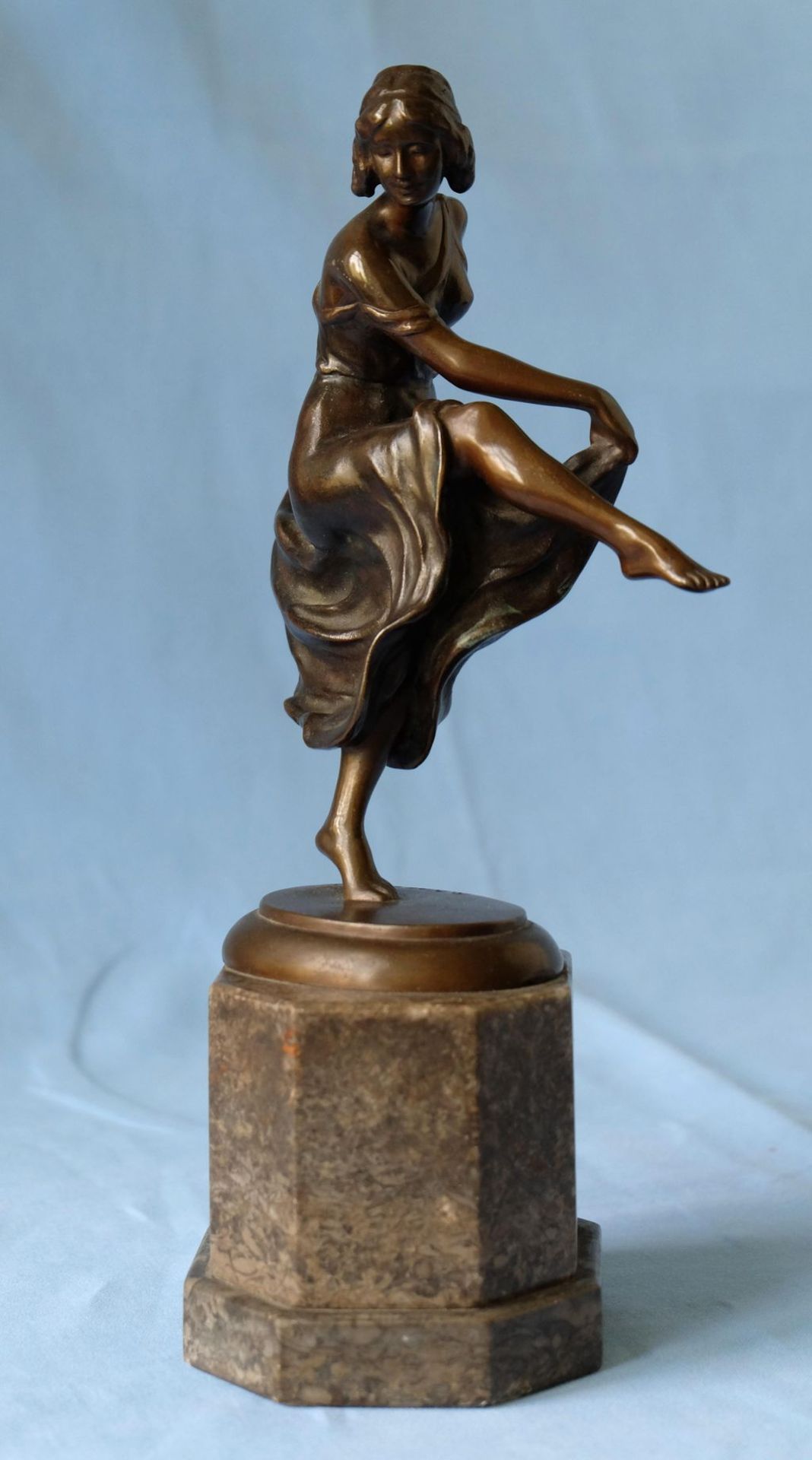 Kaesbach , Rudolf (1873-1955)Tänzerin, Bronze auf oktogonalem Marmorsockel, Höhe 26,5 cm.